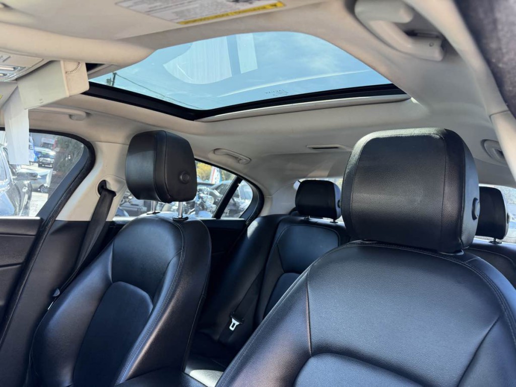 2017 Jaguar XE Image 17