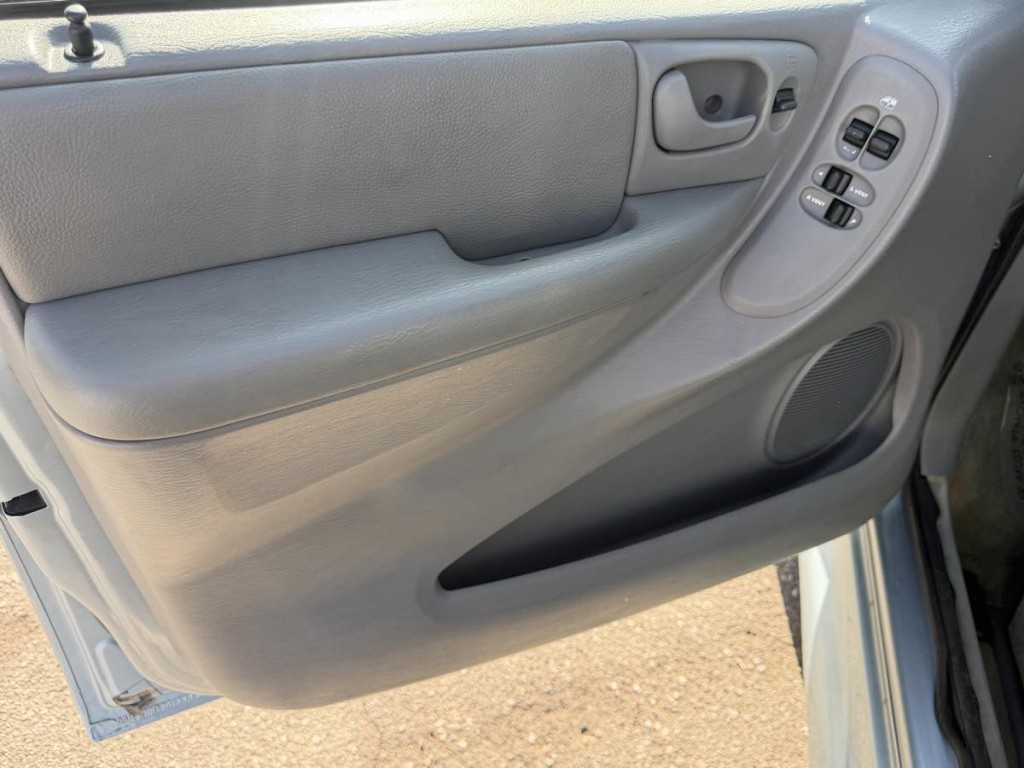 2005 Dodge Ram Van Image 7