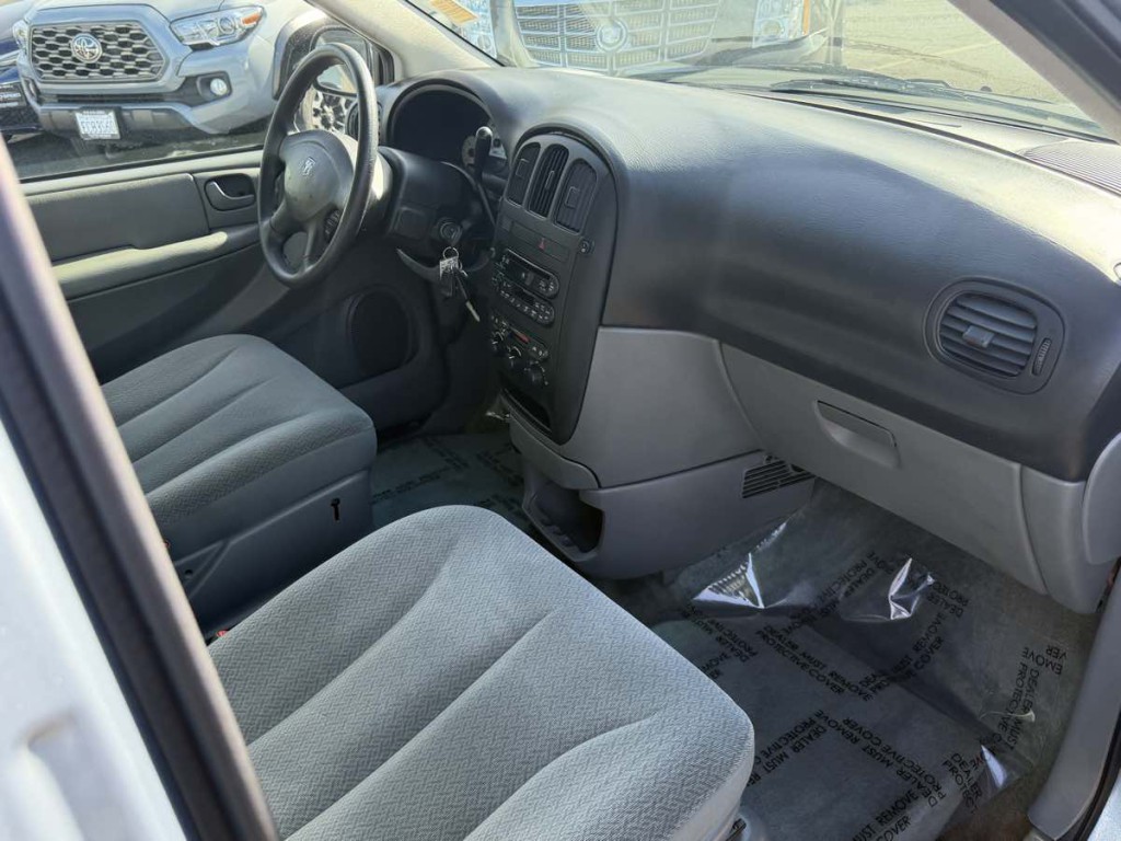2005 Dodge Ram Van Image 10