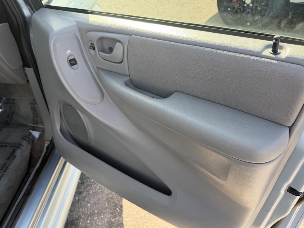 2005 Dodge Ram Van Image 11