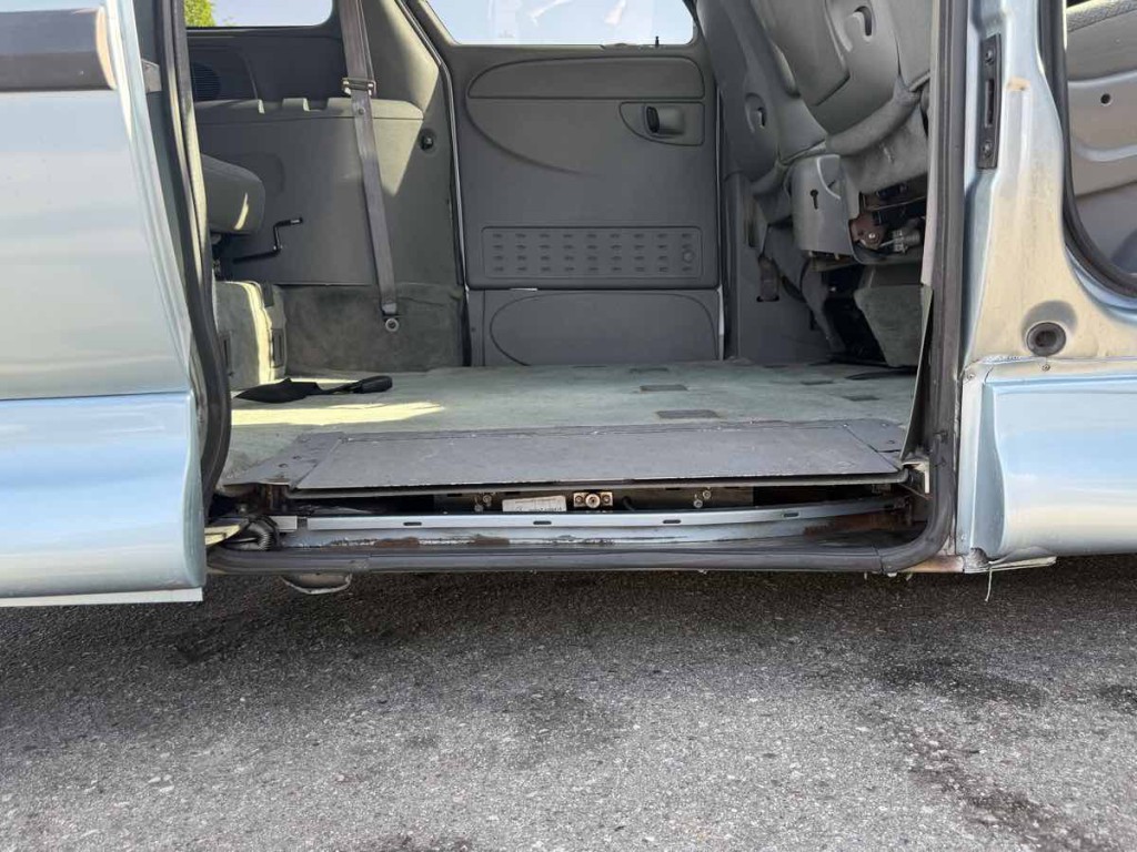 2005 Dodge Ram Van Image 12