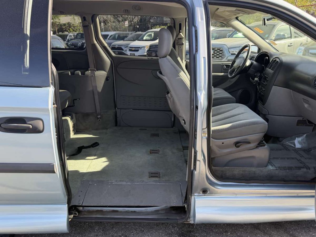 2005 Dodge Ram Van Image 13