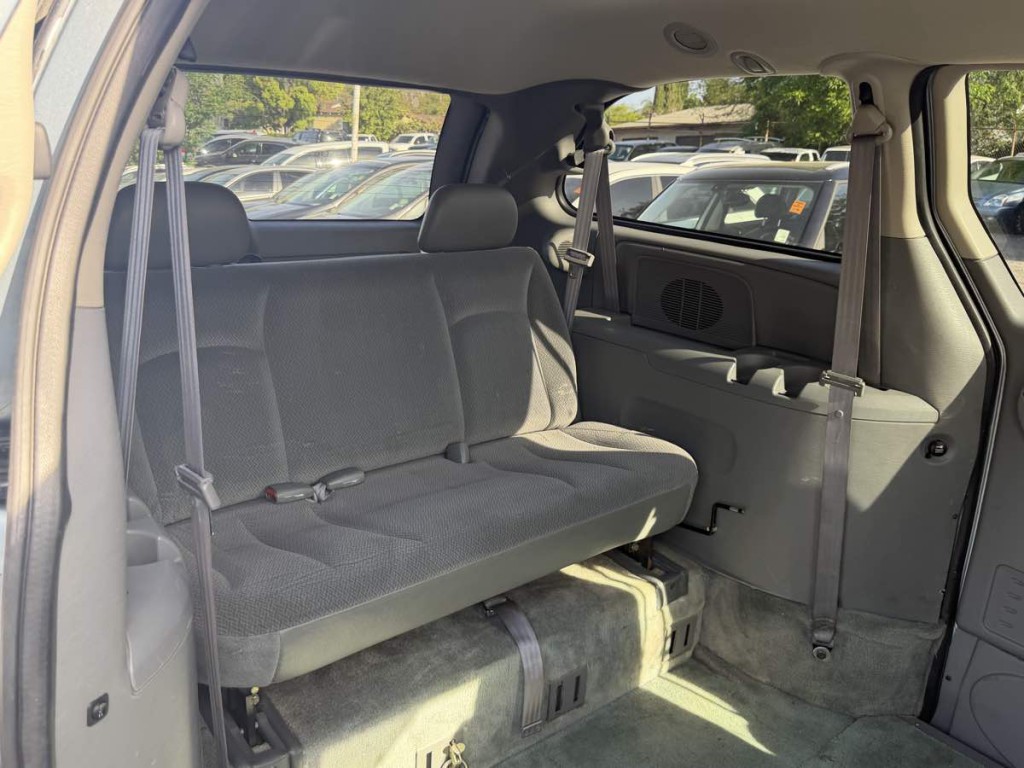 2005 Dodge Ram Van Image 17