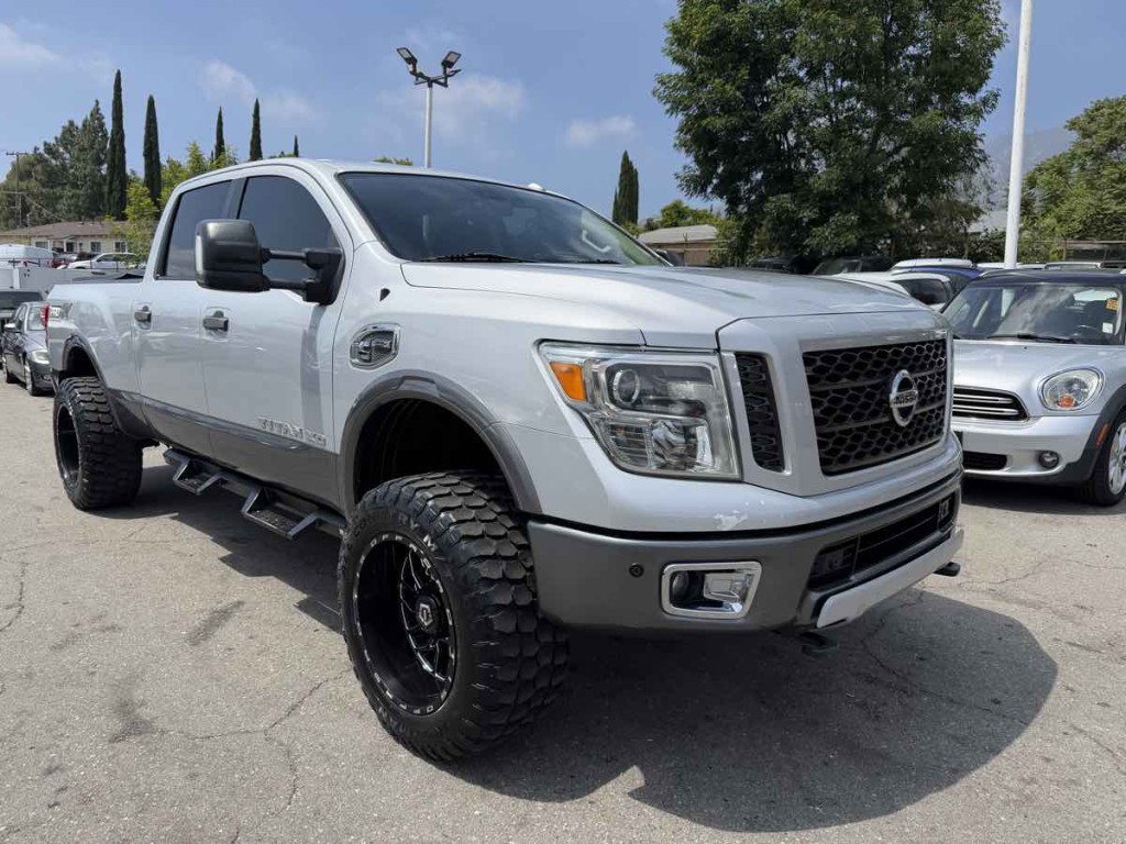 2016 Nissan Titan Image 1