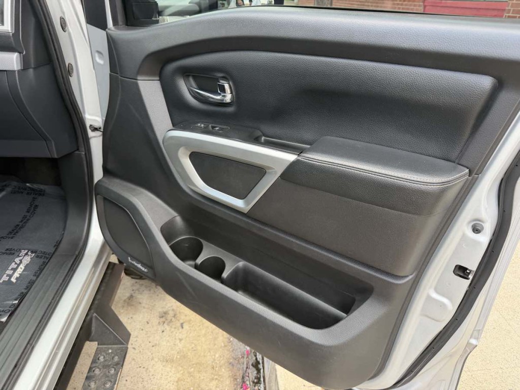 2016 Nissan Titan Image 15