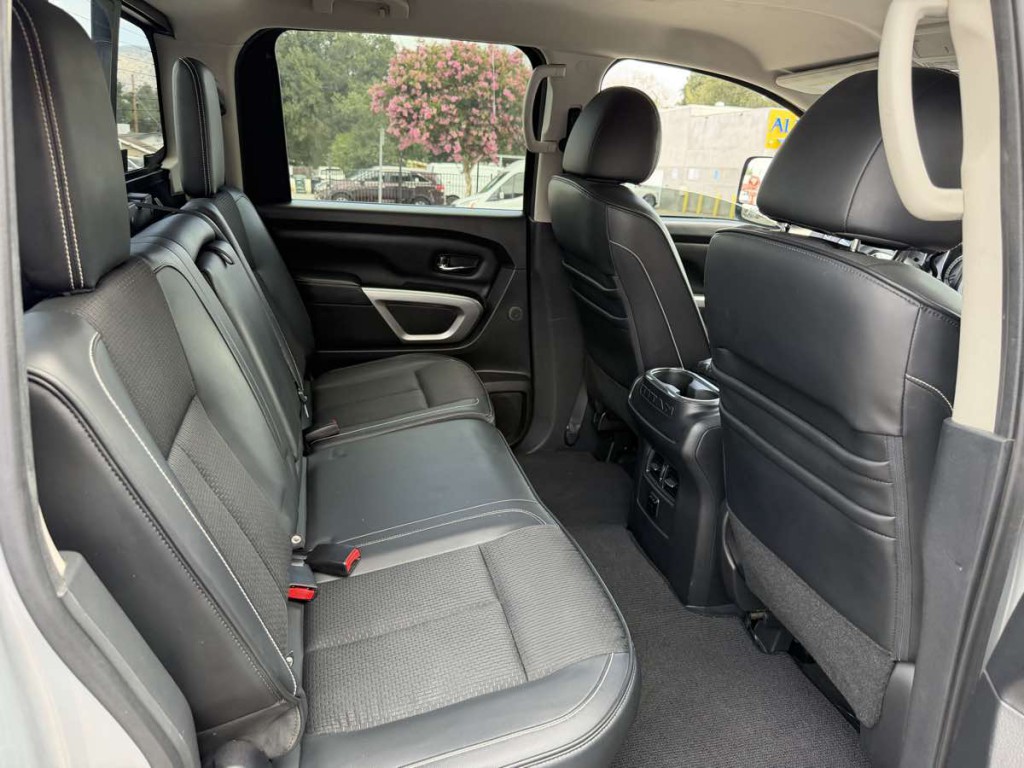 2016 Nissan Titan Image 16
