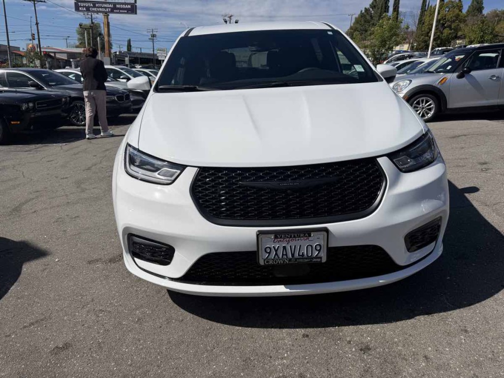 2023 Chrysler Pacifica Image 2