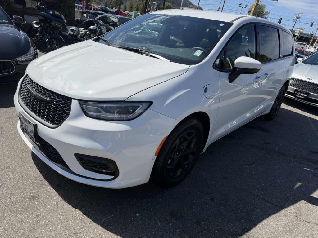 2023 Chrysler Pacifica Image 3