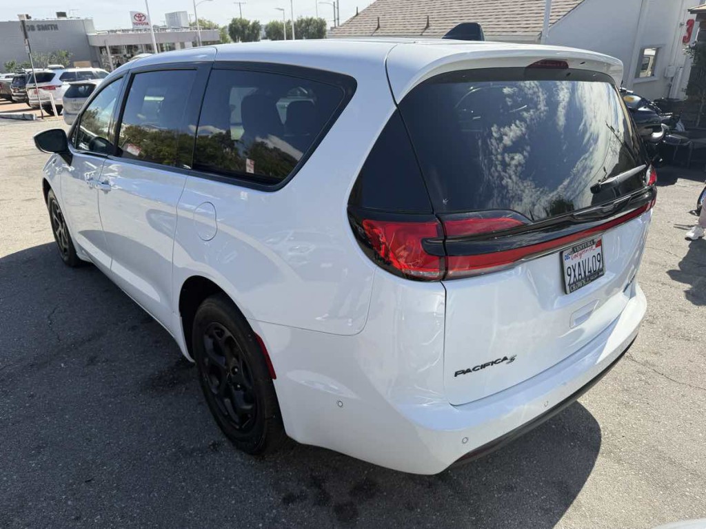 2023 Chrysler Pacifica Image 5