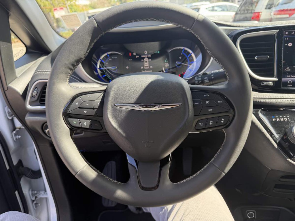2023 Chrysler Pacifica Image 8