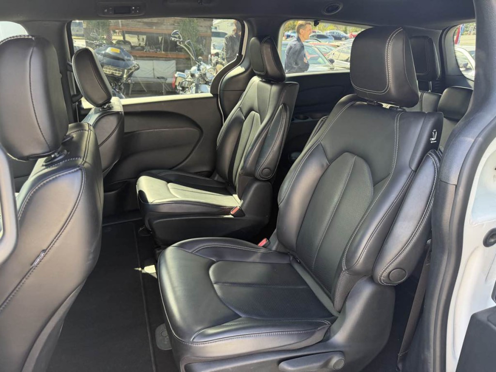 2023 Chrysler Pacifica Image 12