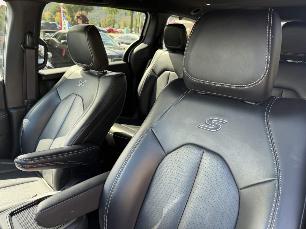 2023 Chrysler Pacifica Image 18