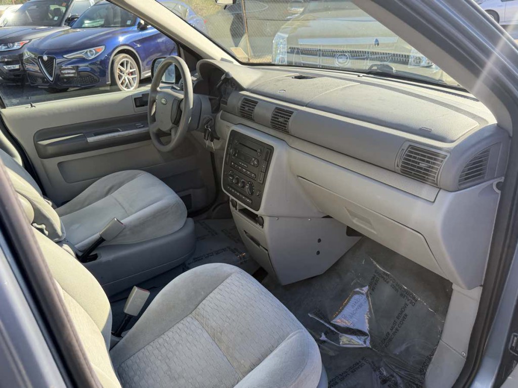 2004 Ford Freestar Image 11