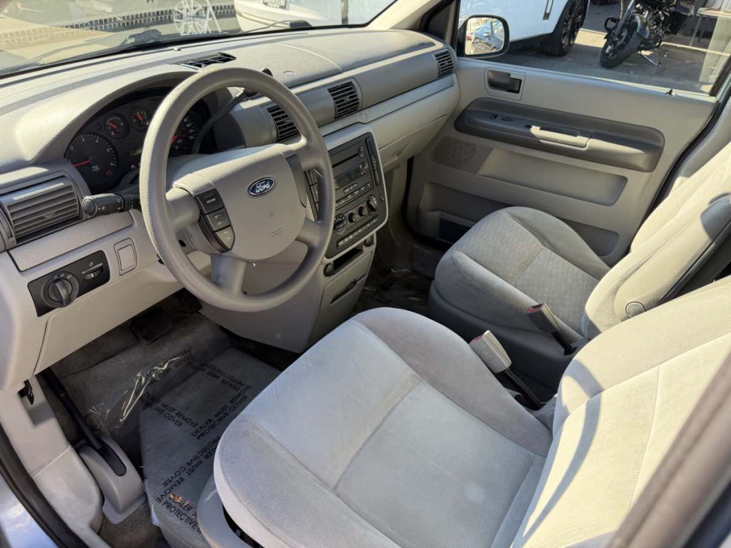 2004 Ford Freestar Image 21