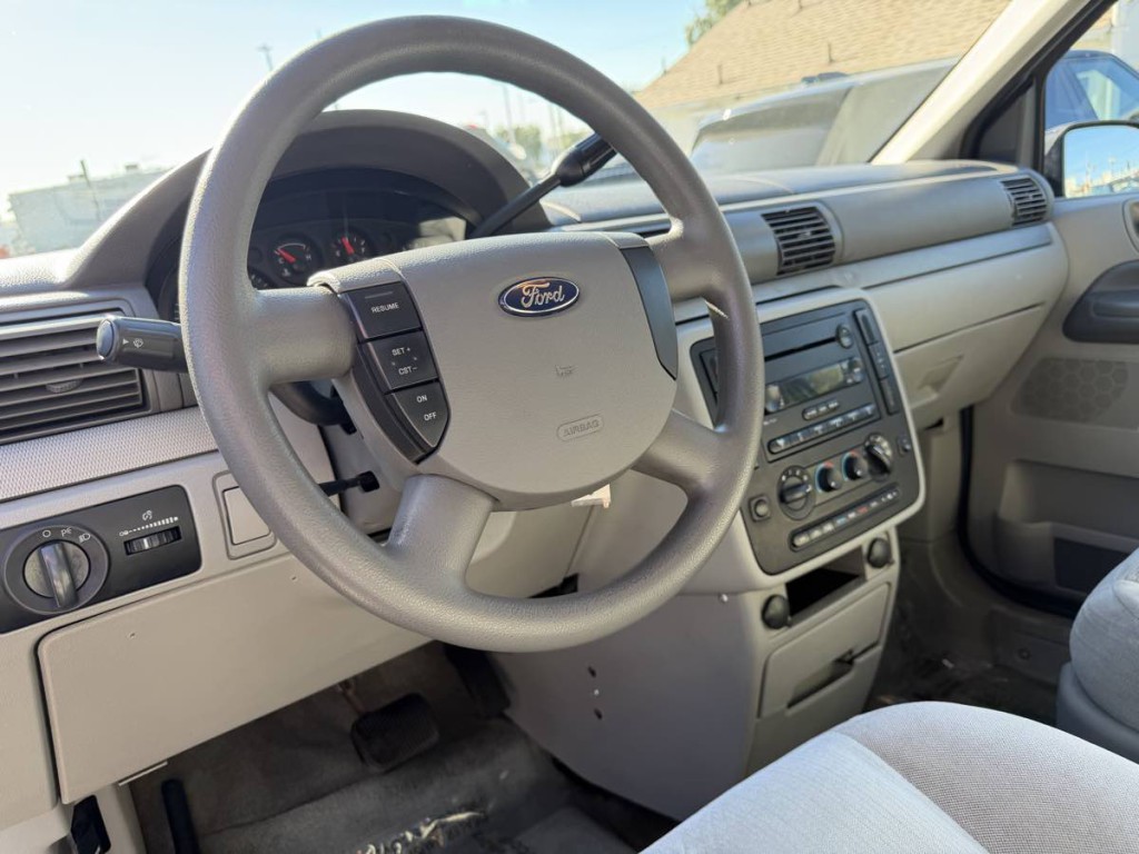 2004 Ford Freestar Image 24