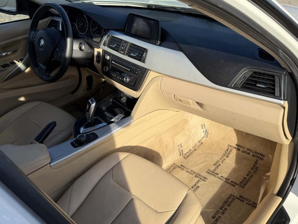 2013 BMW 3 Series Image 12