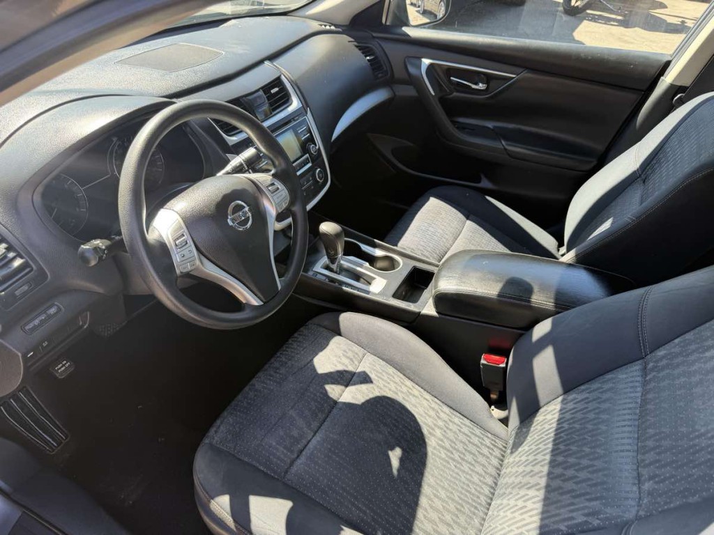 2016 Nissan Altima Image 9