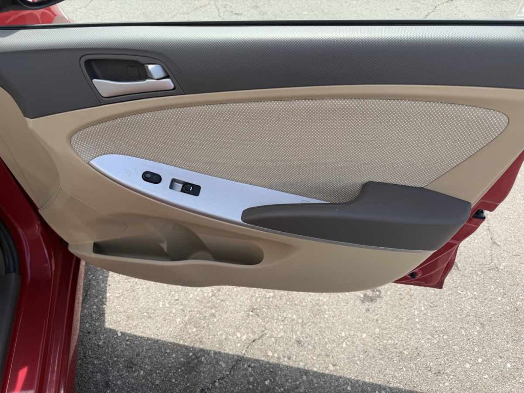 2014 Hyundai Accent Image 16
