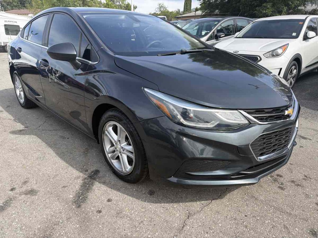 2018 Chevrolet Cruze Image 1