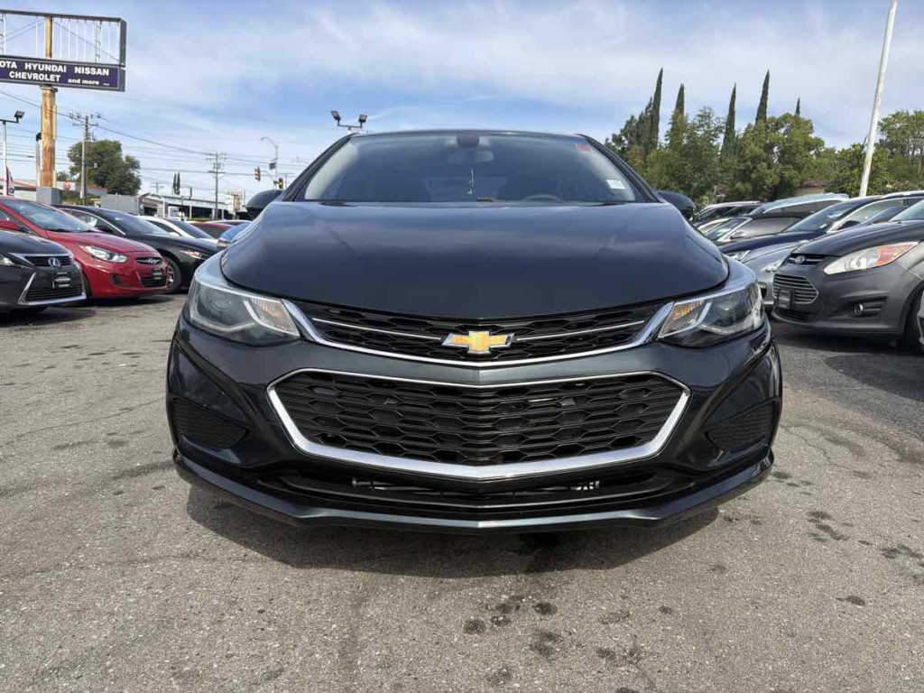 2018 Chevrolet Cruze Image 2