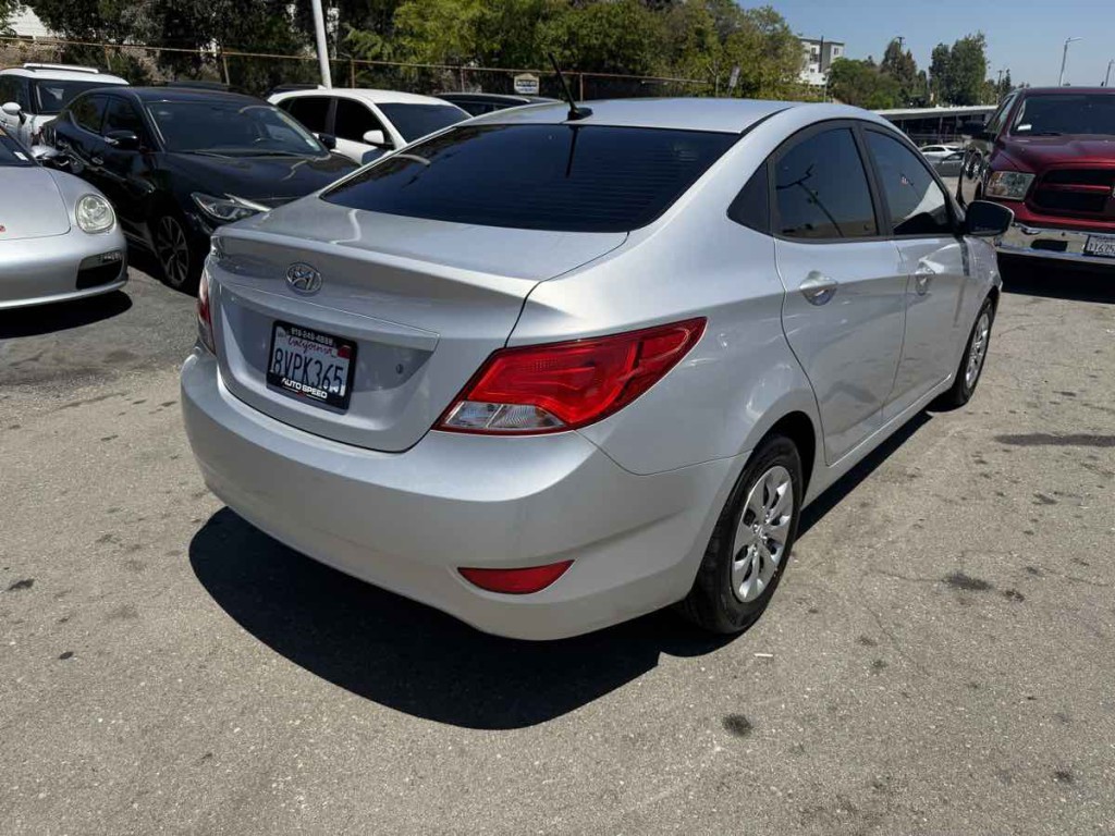 2017 Hyundai Accent Image 4