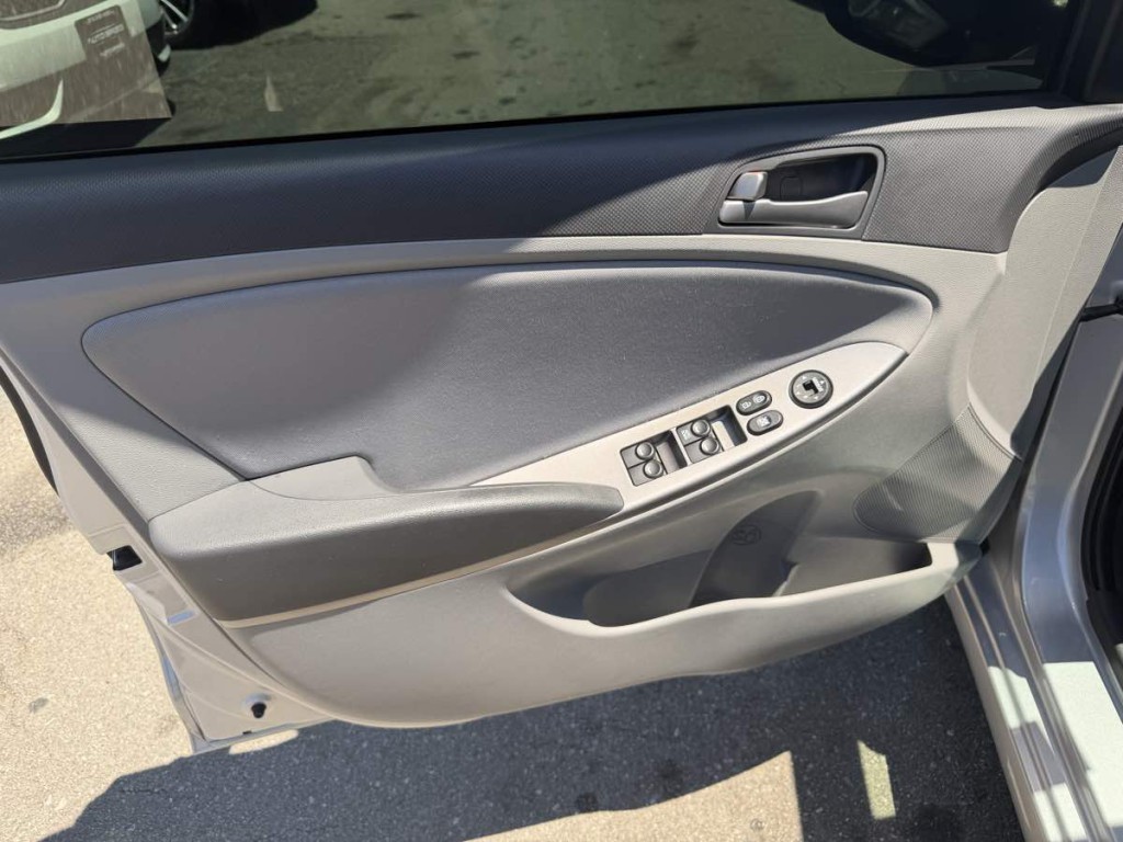 2017 Hyundai Accent Image 9