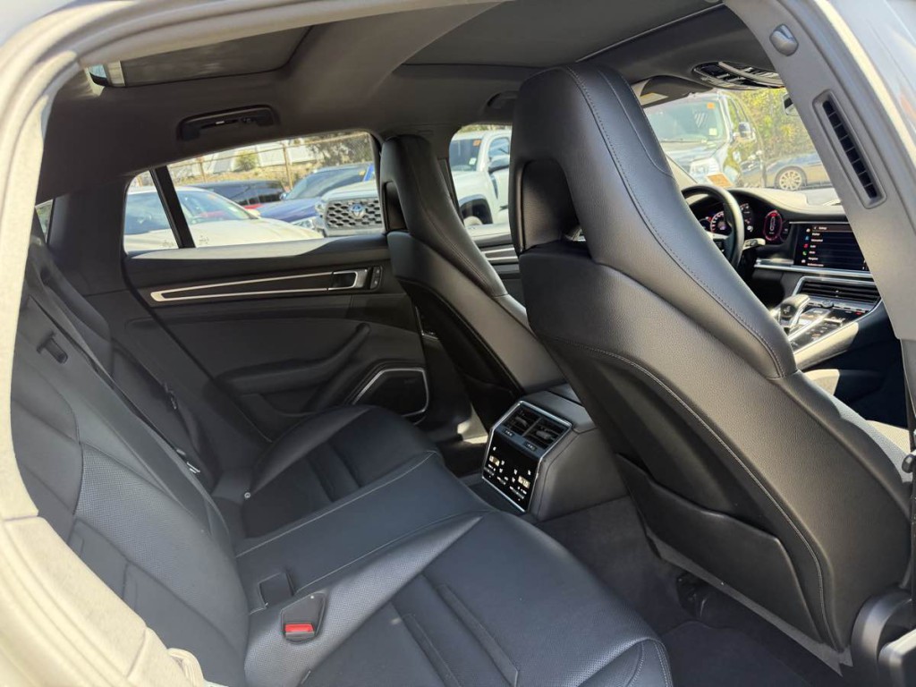 2023 Porsche Panamera Image 15