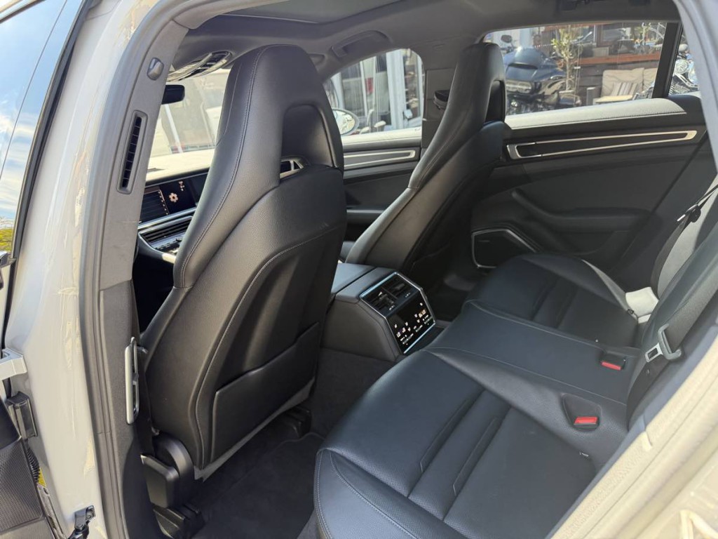 2023 Porsche Panamera Image 19
