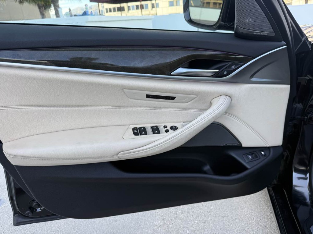 2018 BMW 5 Series Image 24