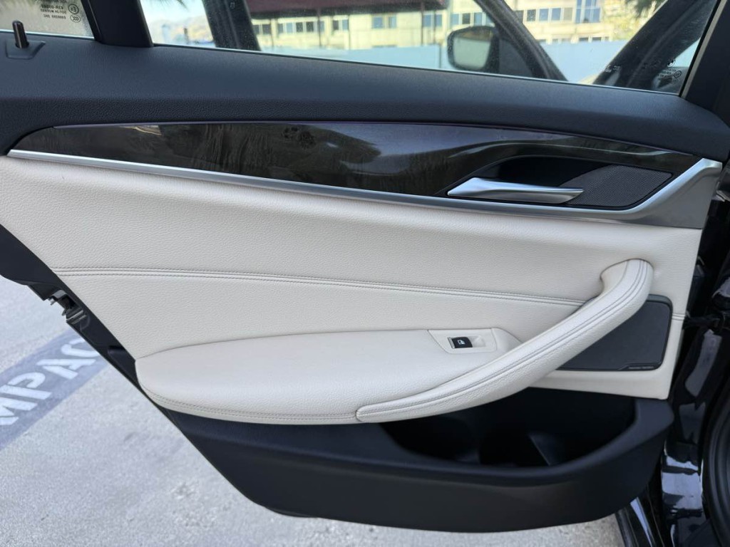 2018 BMW 5 Series Image 25