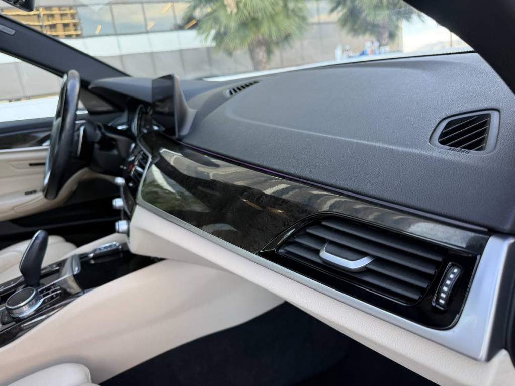 2018 BMW 5 Series Image 30