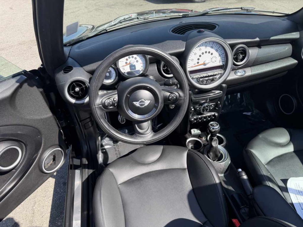 2013 MINI Cooper Image 19