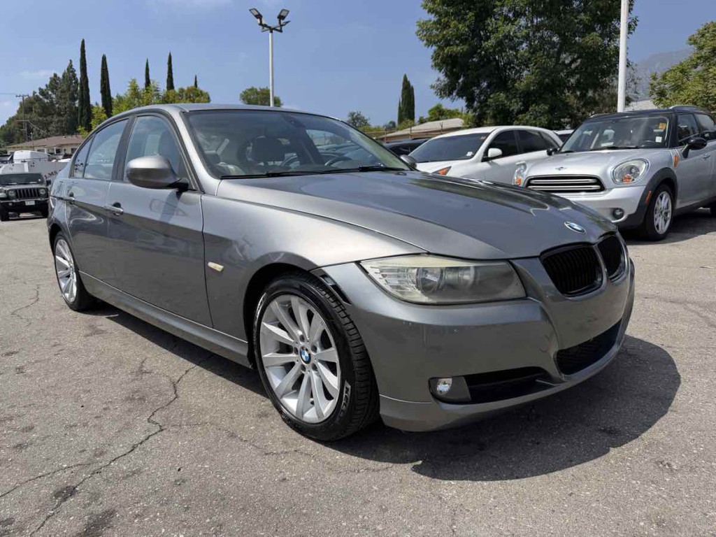 2011 BMW 3 Series Image 1