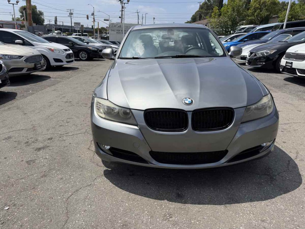 2011 BMW 3 Series Image 2