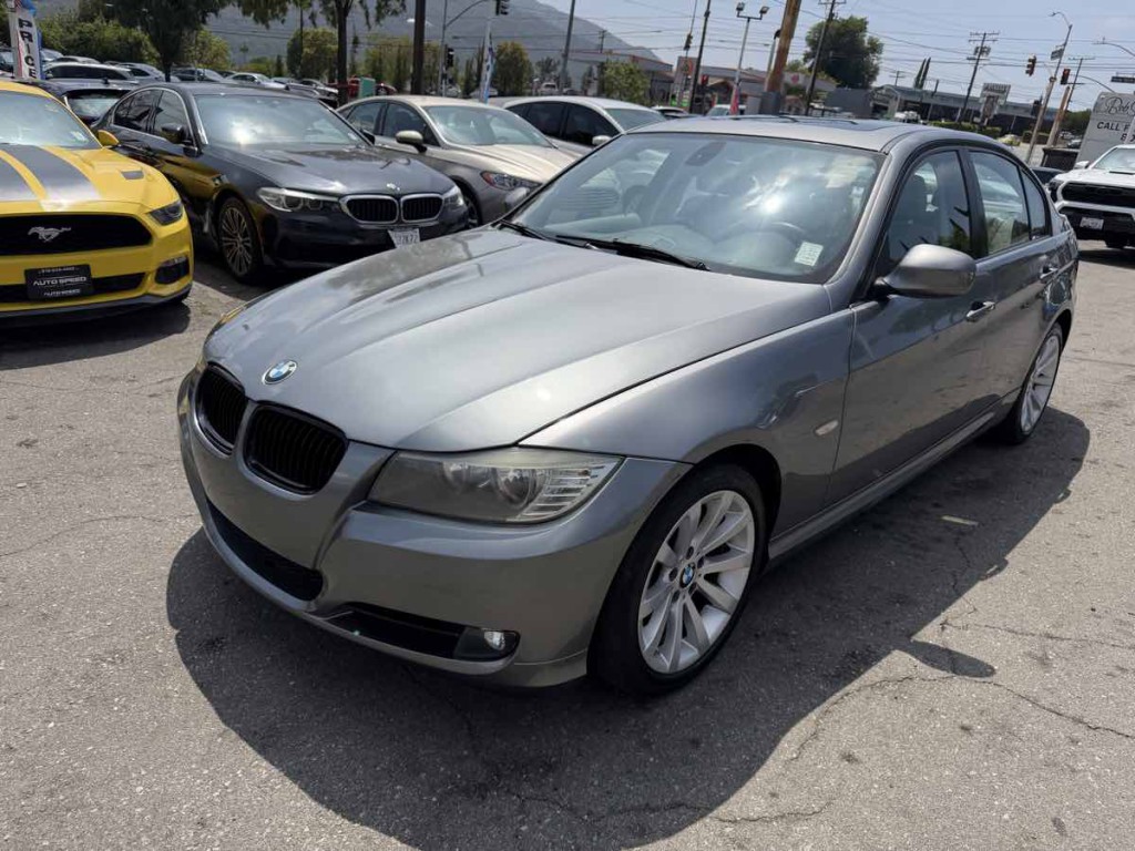 2011 BMW 3 Series Image 3