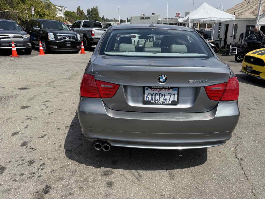 2011 BMW 3 Series Image 4