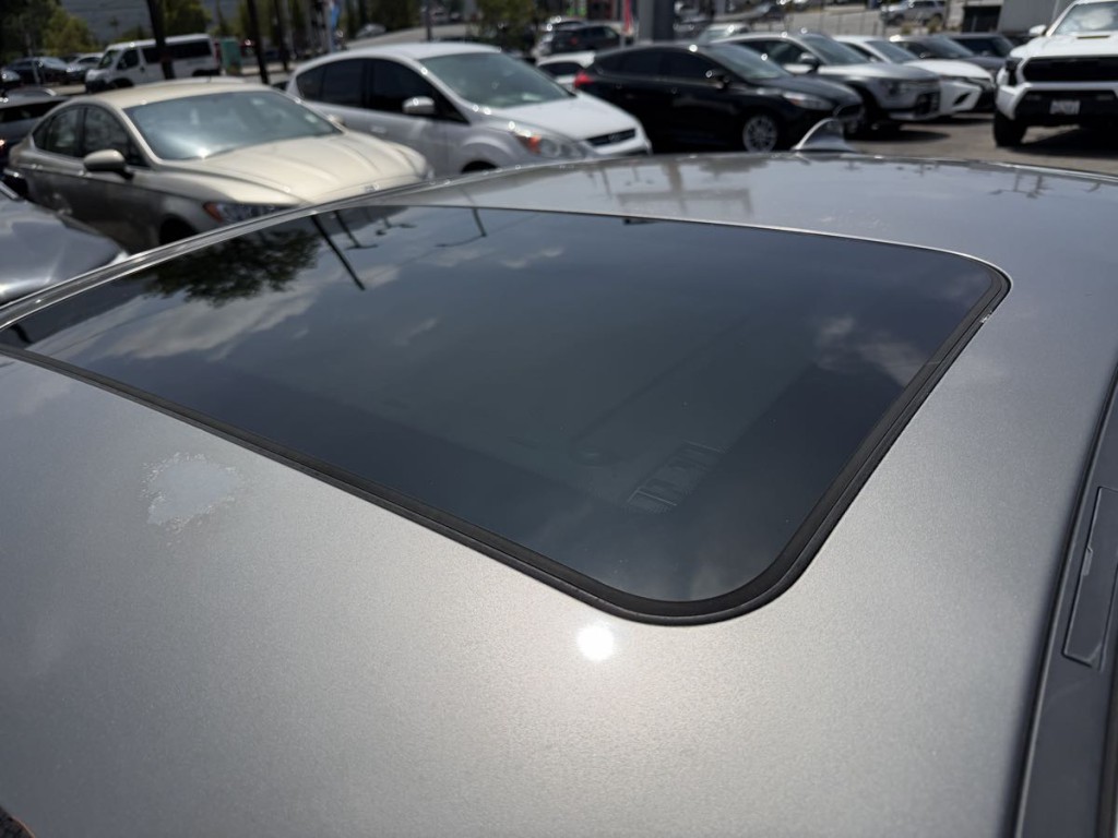 2011 BMW 3 Series Image 7