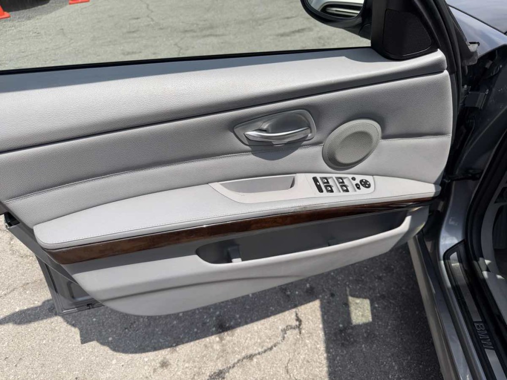 2011 BMW 3 Series Image 8