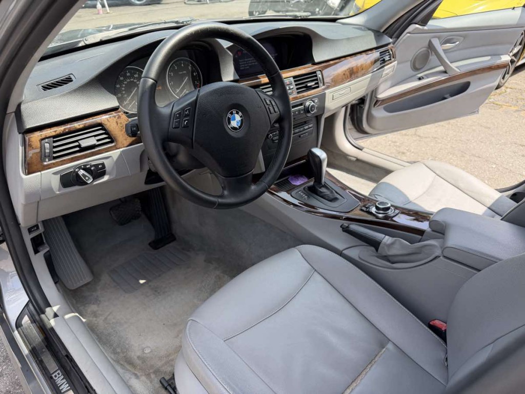 2011 BMW 3 Series Image 9