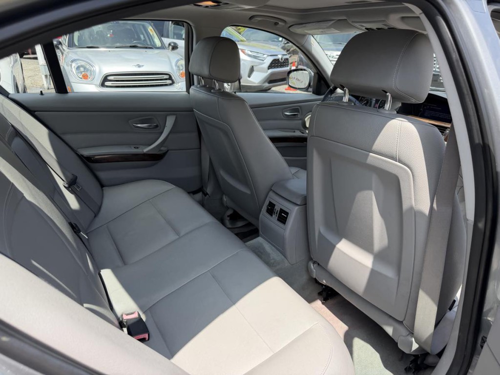 2011 BMW 3 Series Image 11