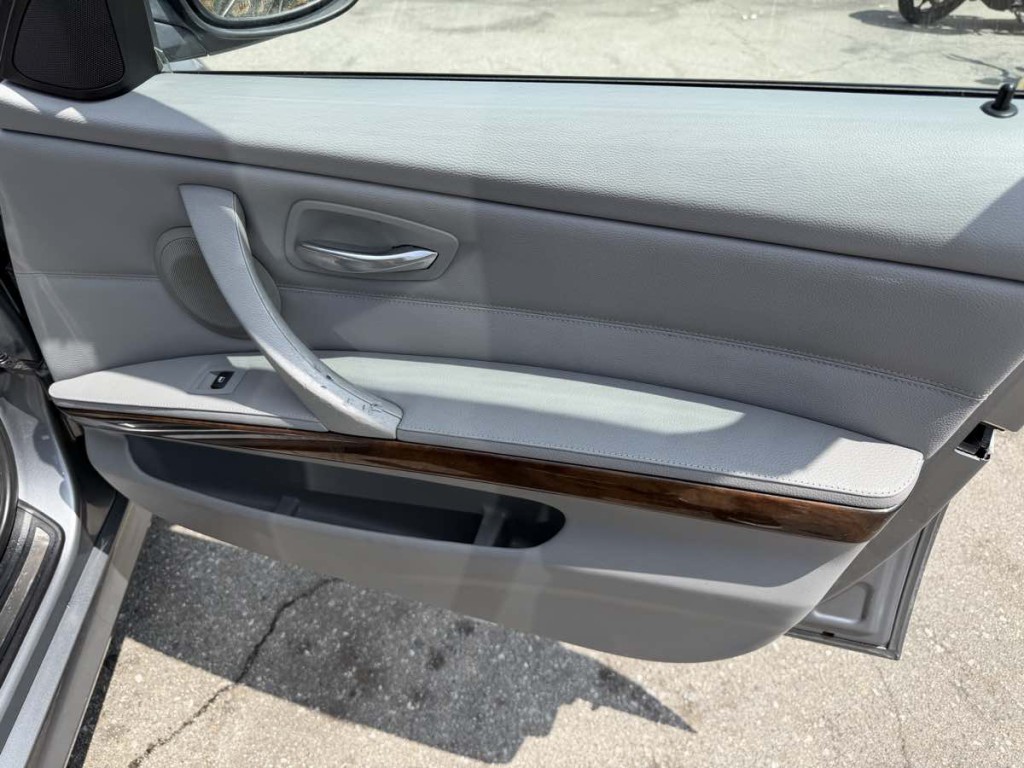2011 BMW 3 Series Image 12