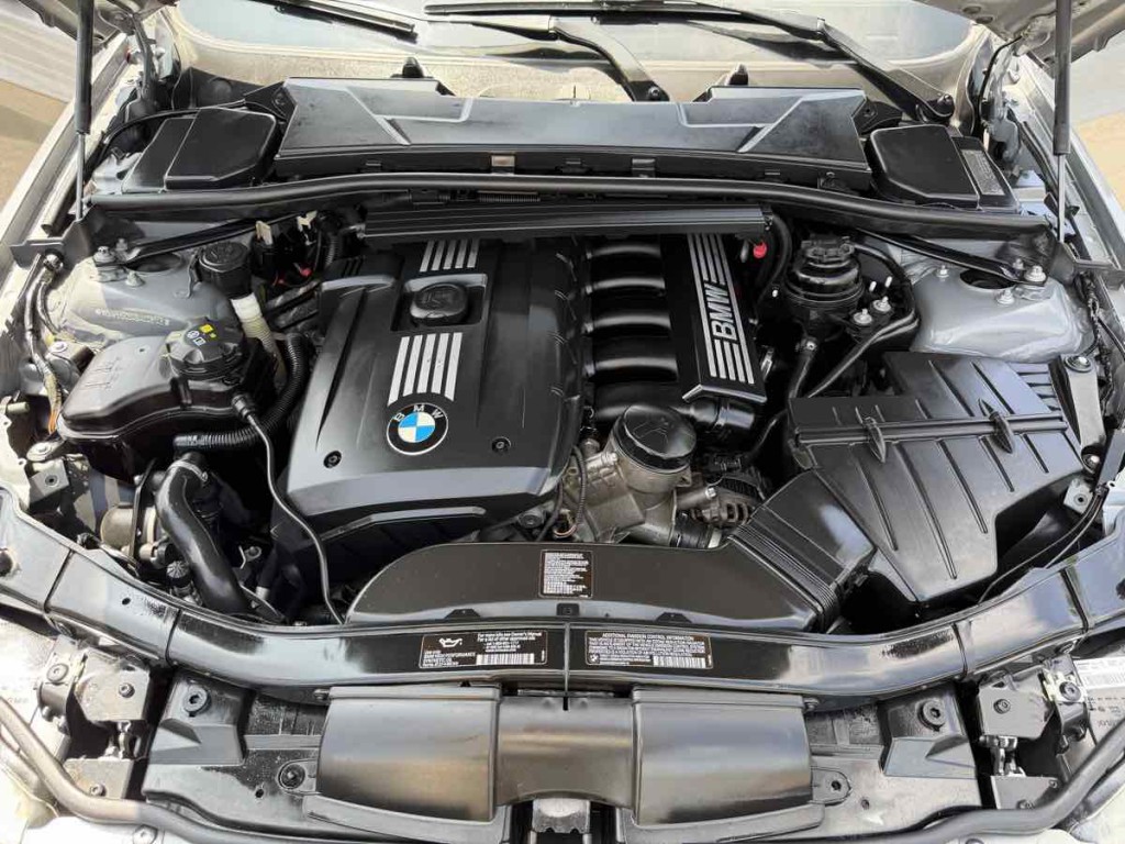 2011 BMW 3 Series Image 17