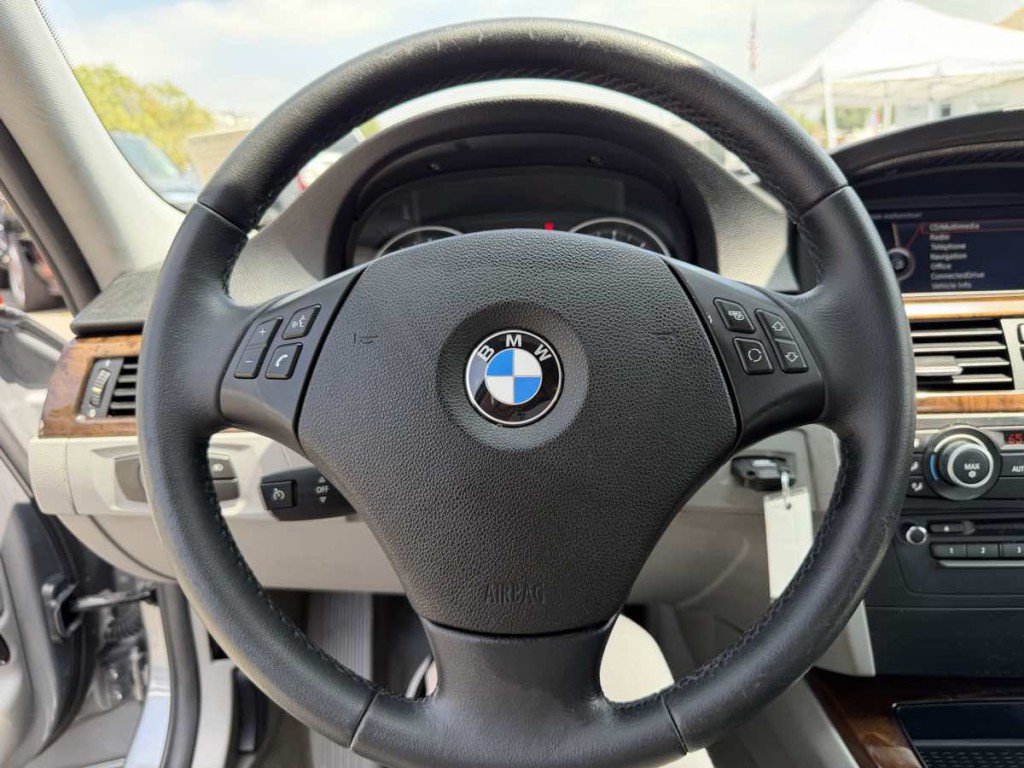 2011 BMW 3 Series Image 19