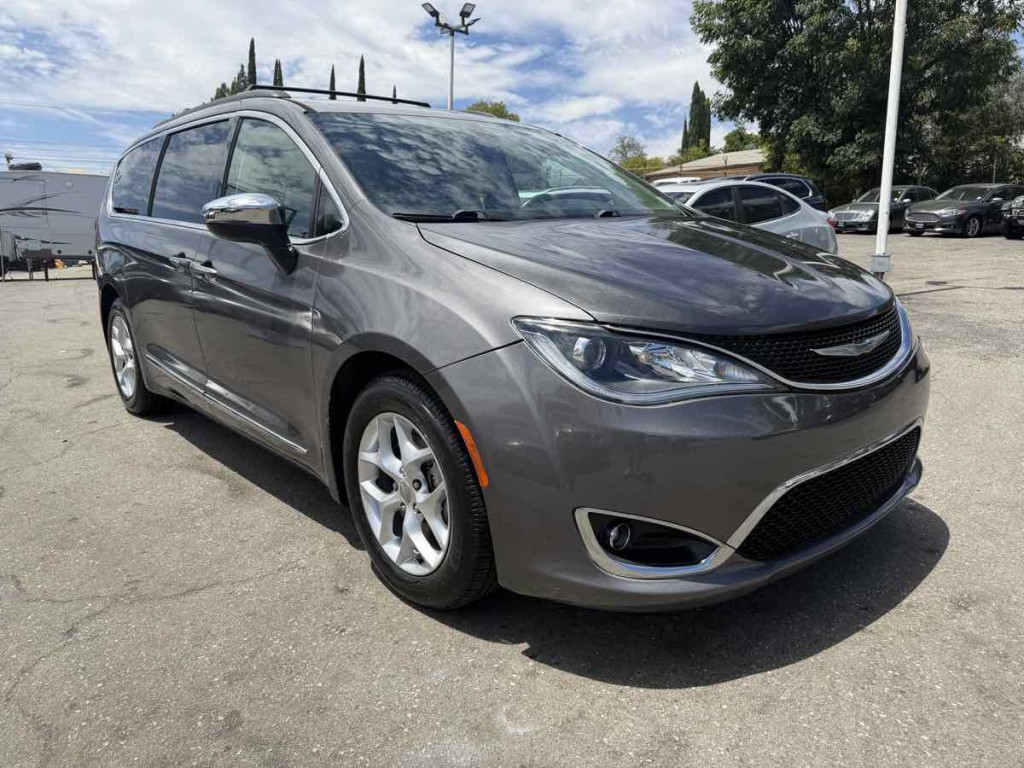 2017 Chrysler Pacifica Image 1