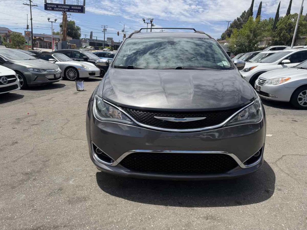 2017 Chrysler Pacifica Image 2