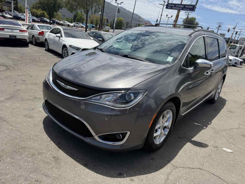 2017 Chrysler Pacifica Image 3