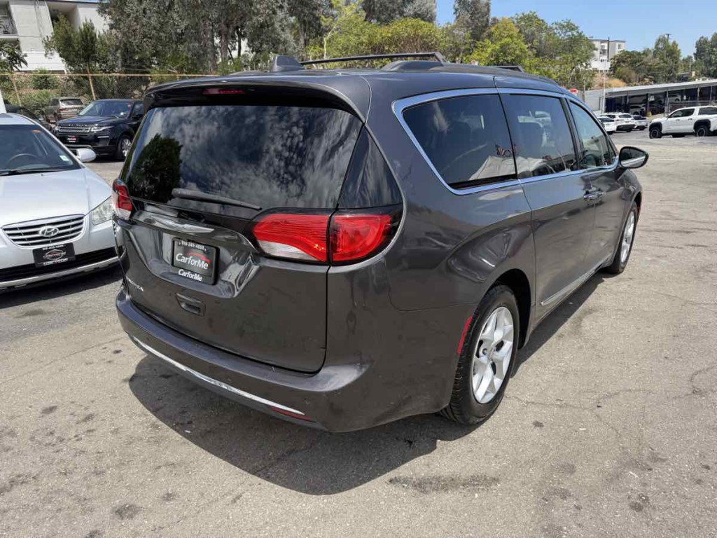 2017 Chrysler Pacifica Image 5