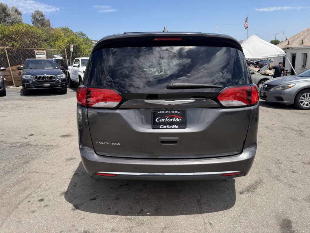 2017 Chrysler Pacifica Image 8