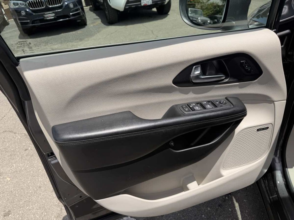 2017 Chrysler Pacifica Image 10