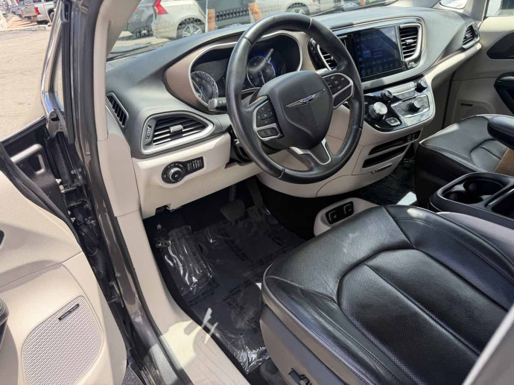 2017 Chrysler Pacifica Image 11